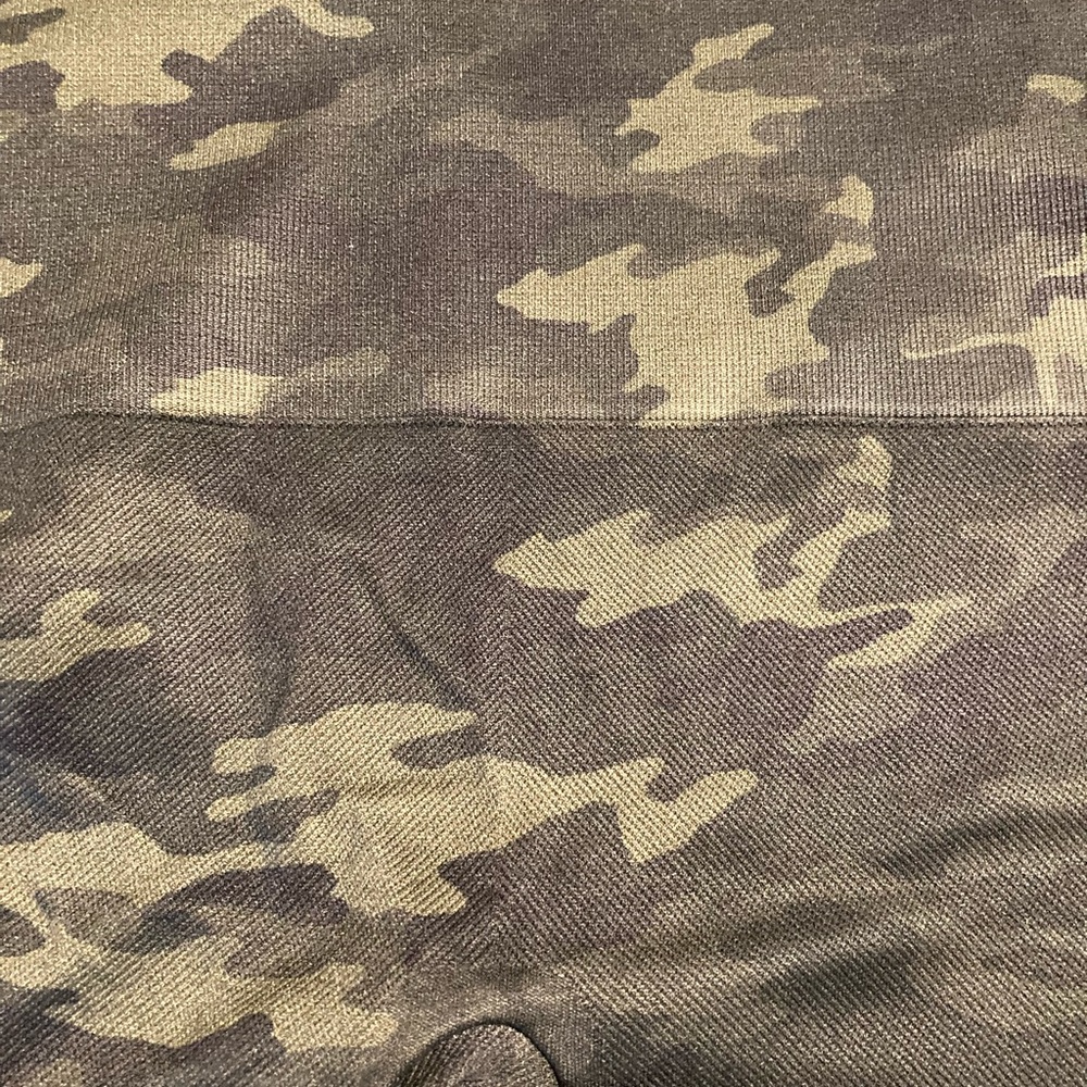 SPANX NWT Look at Me‎ Now Leggings | Green Camo | Seamless | size medium - Picture 3 of 6